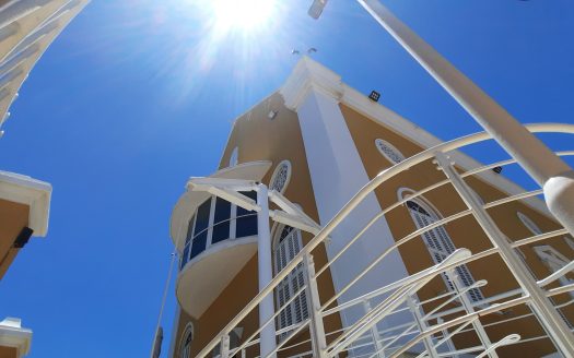 Modern architectural elements incorporated the restoration of De Tempel in Punda