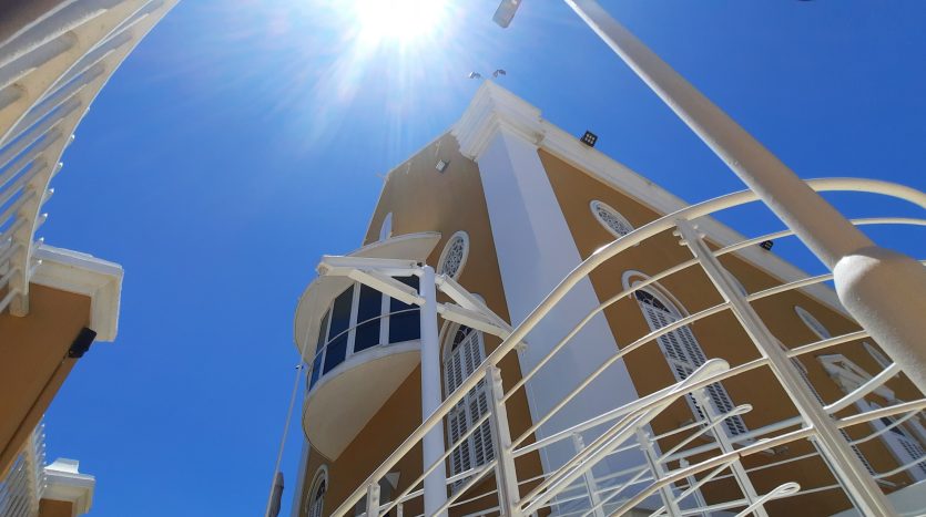 Modern architectural elements incorporated the restoration of De Tempel in Punda